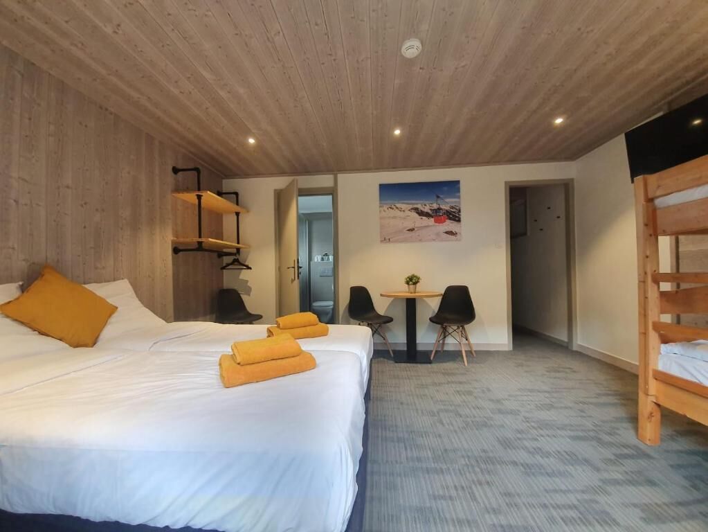 Vierbettzimmer, Balkon, Bergblick | Schreibtisch, kostenloses WLAN