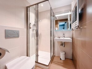 Dusche, kostenlose Toilettenartikel, Haartrockner, Handtücher