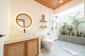 Shower, hair dryer, bidet, towels - Disenta Villa by Tasvan (Badung)