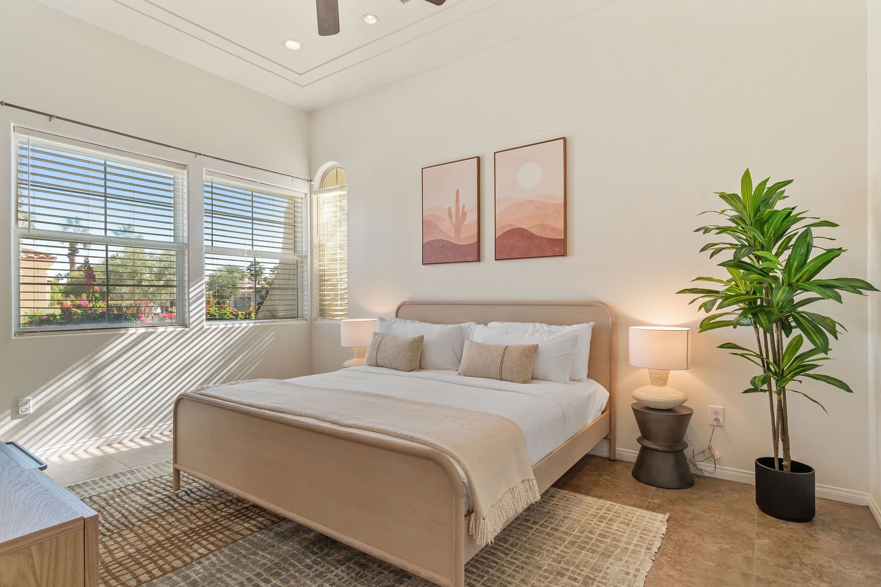 2 عدّة غرف نوم وخدمة الإنترنت