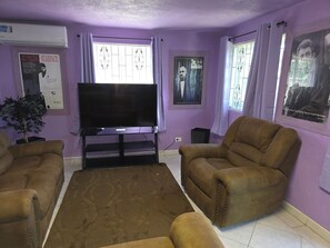 Living area - Beautiful 2-bedroom apartment with AC in Saint James (Saint James)