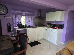Private kitchen - Beautiful 2-bedroom apartment with AC in Saint James (Saint James)