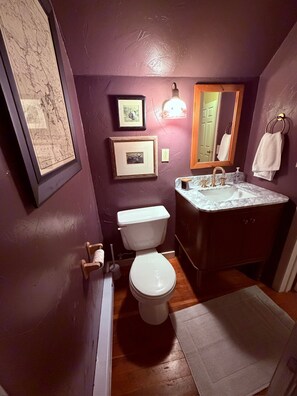 Un baño con inodoro, lavabo y espejo.