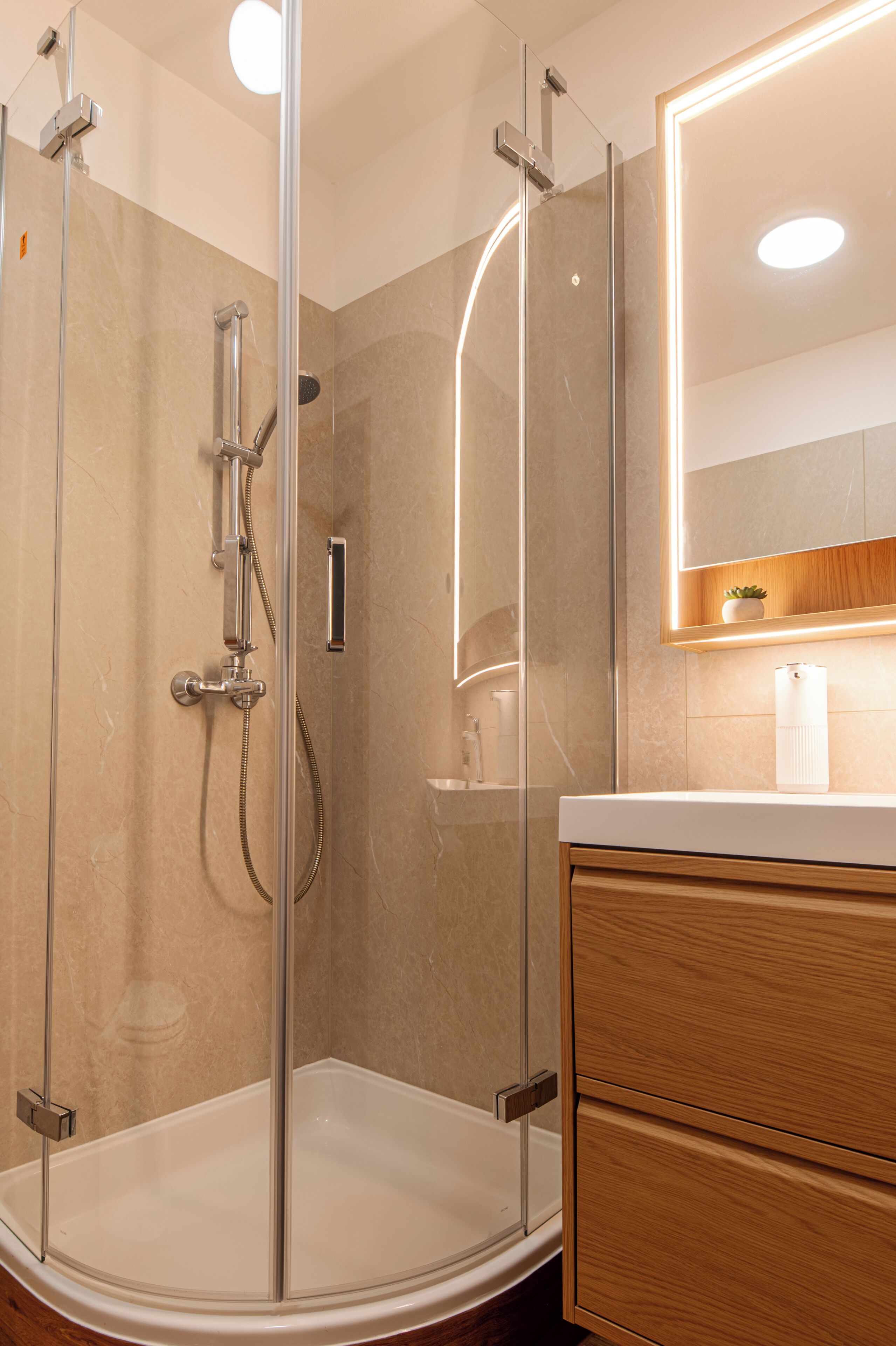 Dusche, Haartrockner, Hausschuhe, Handtücher