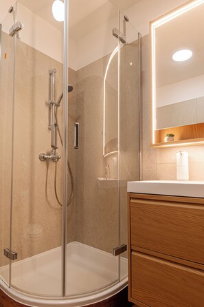 Dusche, Haartrockner, Hausschuhe, Handtücher