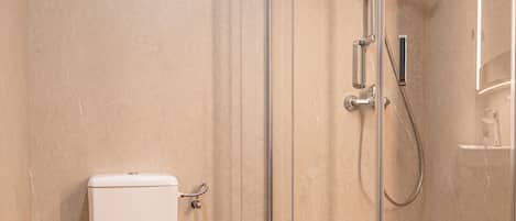Een douche, een haardroger, pantoffels, handdoeken