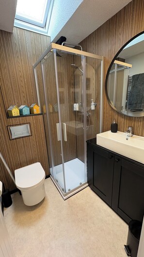 Bathroom - Charming dog-friendly detached cottage a stone's throw from the Appledore Quay. (Appledore)