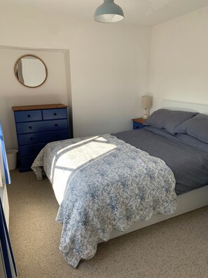 Room - Charming dog-friendly detached cottage a stone's throw from the Appledore Quay. (Appledore)
