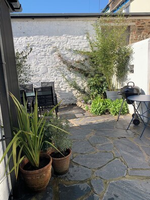 Outdoor dining - Charming dog-friendly detached cottage a stone's throw from the Appledore Quay. (Appledore)