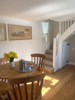 Dining - Charming dog-friendly detached cottage a stone's throw from the Appledore Quay. (Appledore)