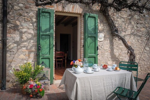 Lovely apartment in villa for 4 guests with pool, WIFI, A/C, close to Sirmione