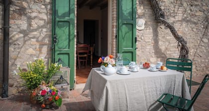 Nice apartment in villa for 2 guests with WIFI, pool, A/C and pets allowed, close to Sirmione