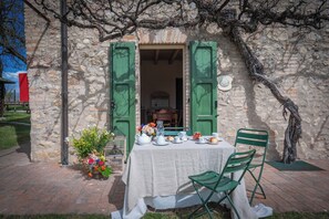 Outdoor dining - Lovely apartment in villa for 2 people with A/C, WIFI, pool and pets allowed, close to Sirmione (Desenzano Del Garda)