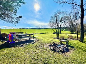 Outdoor dining - A Retro Stay On The Lincoln w/ Private Grill & Firepit (Manns Choice)