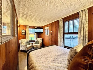 Room - A Retro Stay On The Lincoln w/ Private Grill & Firepit (Manns Choice)