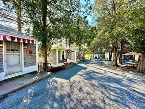 Exterior - A Retro Stay On The Lincoln w/ Private Grill & Firepit (Manns Choice)