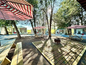 Outdoor dining - A Retro Stay On The Lincoln w/ Private Grill & Firepit (Manns Choice)