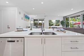 House - Clifton Beach Family Retreat With Pool (Cairns)