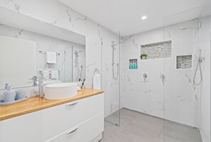 House - Clifton Beach Family Retreat With Pool (Cairns)