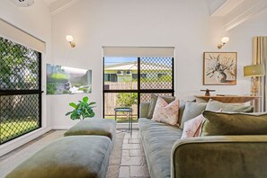 Apartment - Spacious Whitfield Townhouse w Private Garden BBQ (Cairns)