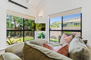 Apartment - Spacious Whitfield Townhouse w Private Garden BBQ (Cairns)