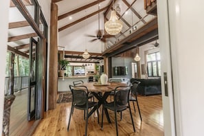 House | 4 bedrooms - The Treehouse Rainforest Home w Pool (Cairns)