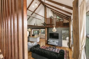 4 bedrooms - The Treehouse Rainforest Home w Pool (Cairns)