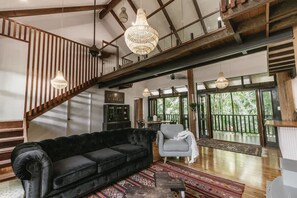 4 bedrooms - The Treehouse Rainforest Home w Pool (Cairns)