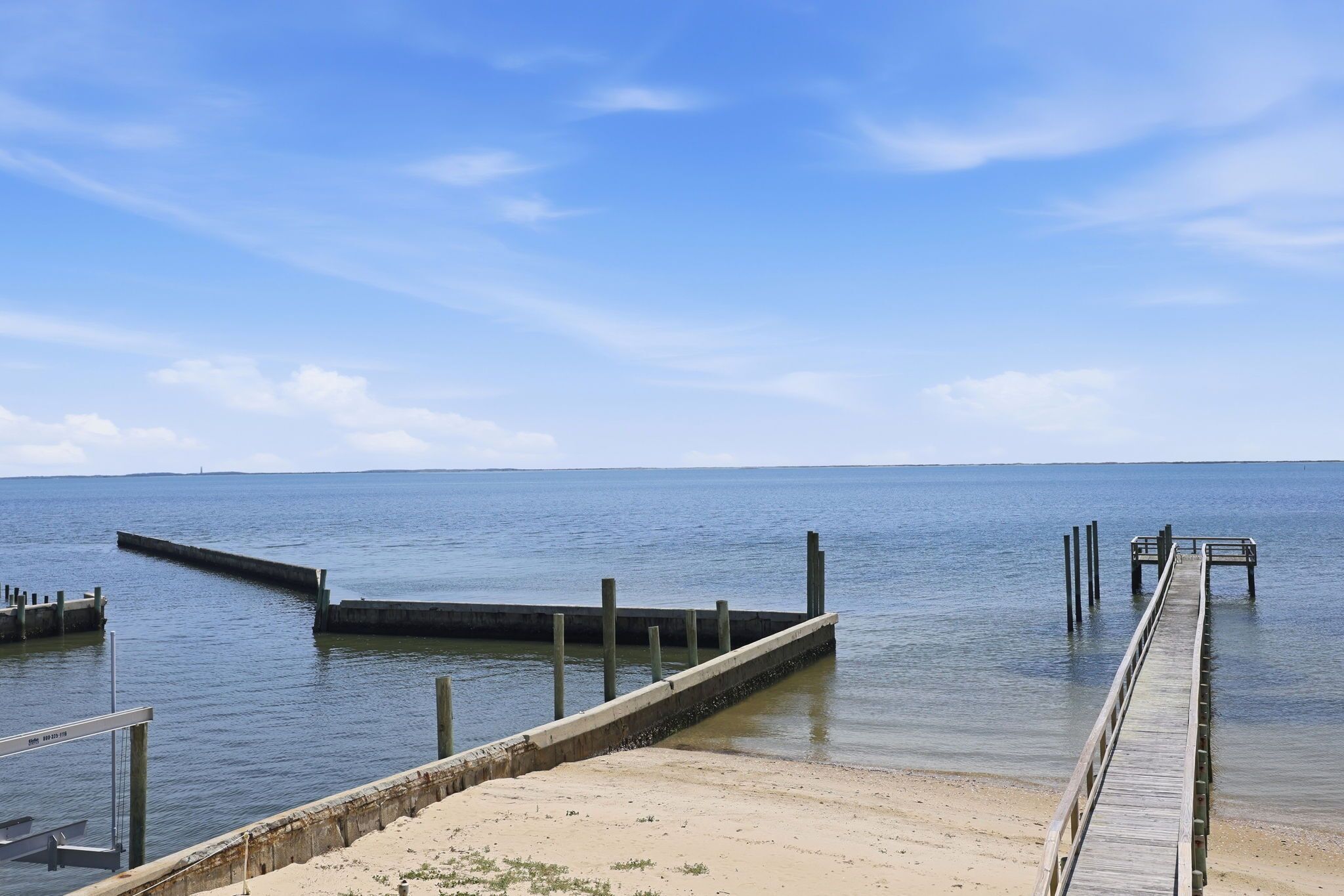 Un muelle se adentra en aguas tranquilas bajo un cielo despejado.