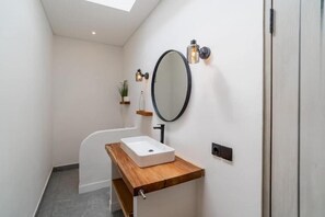 Dusche, Haartrockner, Bidet, Handtücher