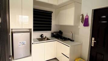 Refrigerador, microondas, parrilla de estufa y tetera eléctrica