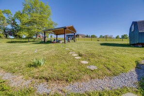 House (2 Bedrooms) | Interior - Bristol Getaway w/ Mtn Views on a Working Farm (Bristol)