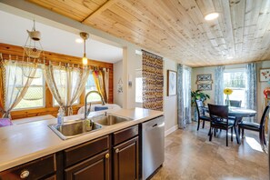 Interior - Bristol Getaway w/ Mtn Views on a Working Farm (Bristol)