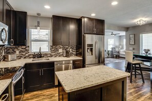 Interior - 2 Mi to Stadiums & UT Arlington! Stylish Home (Arlington)