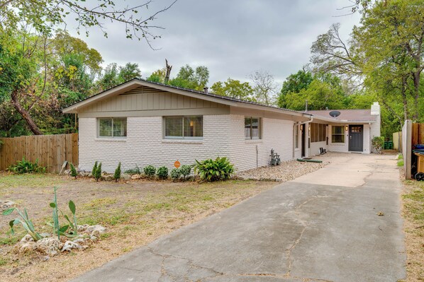 Front of property - Large Deck, Rec Room! 2-unit ATX Retreat By Campus (Austin)