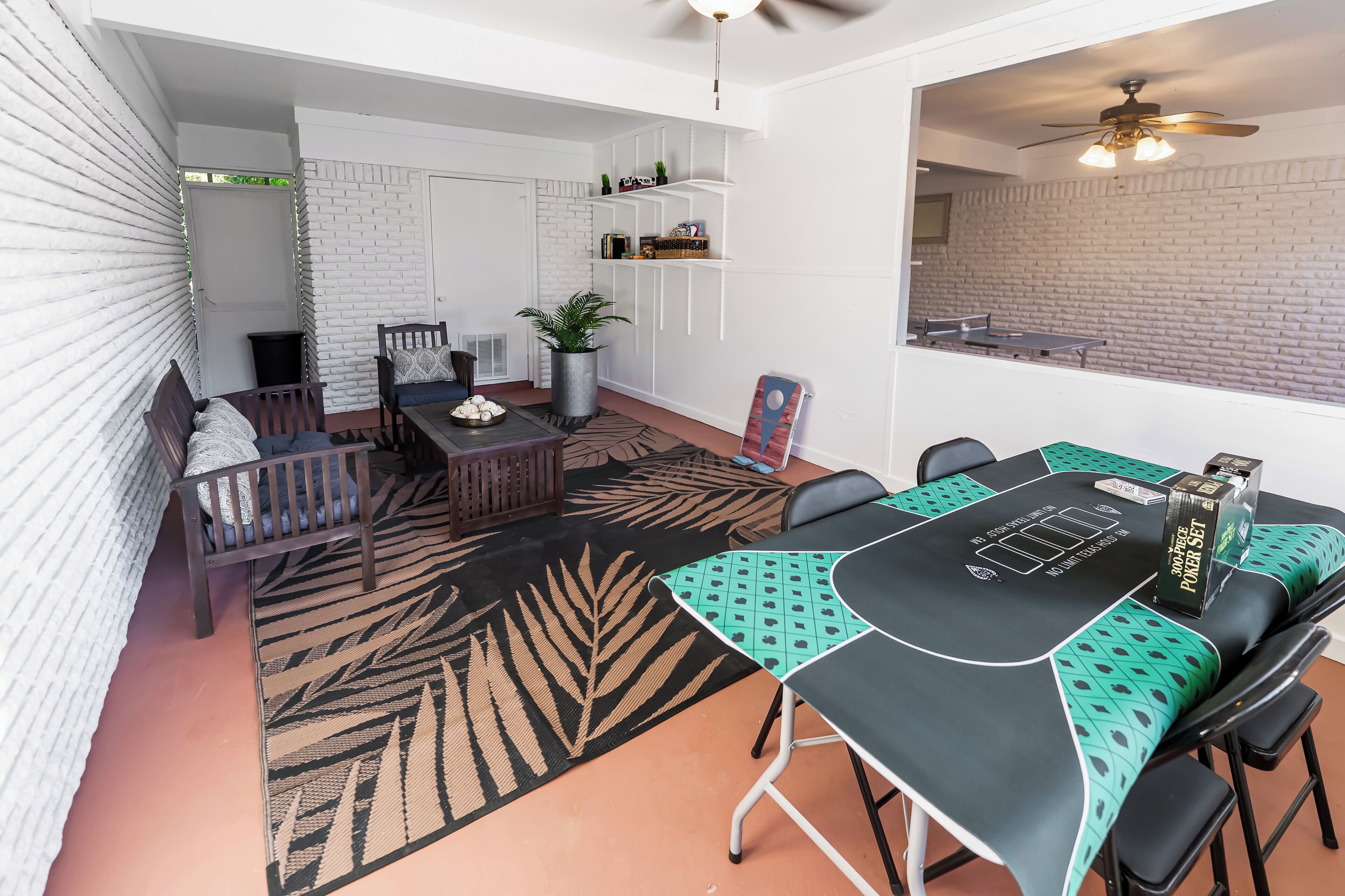 Un espace repas comprenant une table, des chaises et un ventilateur de plafond.