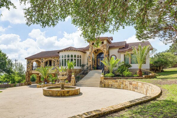 Front of property - Luxury Braunfels Estate: Amazing for Families! (New Braunfels)