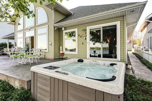 'the Beach House' w/ Hot Tub & Dock in Lake Odessa
