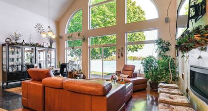 'the Beach House' w/ Hot Tub & Dock in Lake Odessa