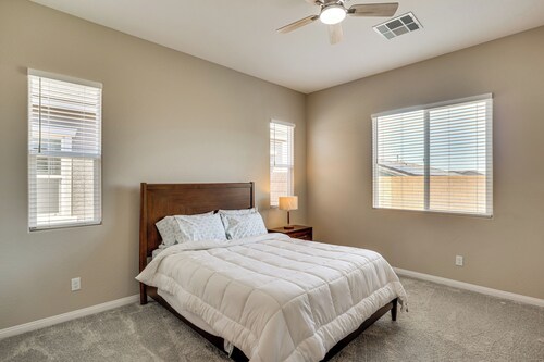 9 Mi to Las Vegas Strip! Spacious Single-story Gem