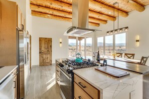 Interior - Panoramic Mtn Views! Serene Gem in Ranchos De Taos (Ranchos De Taos)