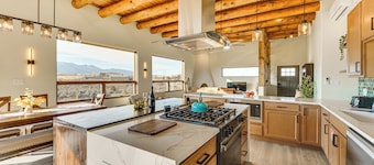 Panoramic Mtn Views! Serene Gem in Ranchos De Taos