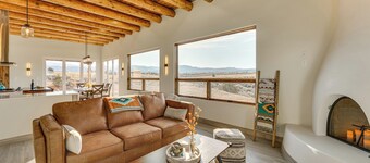 Panoramic Mtn Views! Serene Gem in Ranchos De Taos