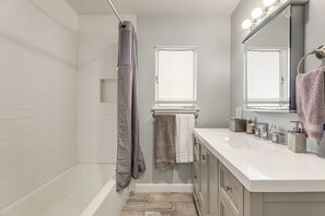 Interior - Nurse-ready Unit! 10 Mi to Ocean & Dtwn Long Beach (Long Beach)