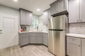 Interior - Nurse-ready Unit! 10 Mi to Ocean & Dtwn Long Beach (Long Beach)