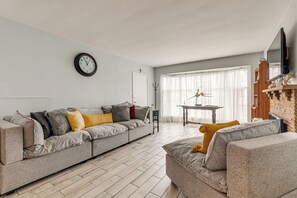 Interior - Nurse-ready Unit! 10 Mi to Ocean & Dtwn Long Beach (Long Beach)