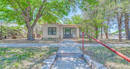 Highly Walkable Area! Charming Roswell Bungalow