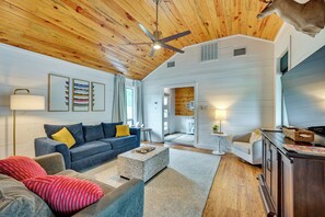 Interior - Fishing Dock & Mtn Views! Buchanan Lake Family Gem (Burnet)