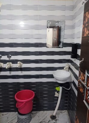 Een douche, gratis toiletartikelen, handdoeken