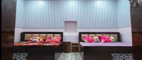 Phòng 4 Deluxe, quang cảnh thành phố | Bàn, truy cập Internet không dây miễn phí